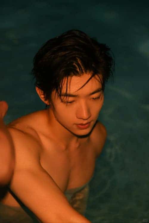 帅气男星吴俊霆八块腹肌小狼狗青涩身材照片_4