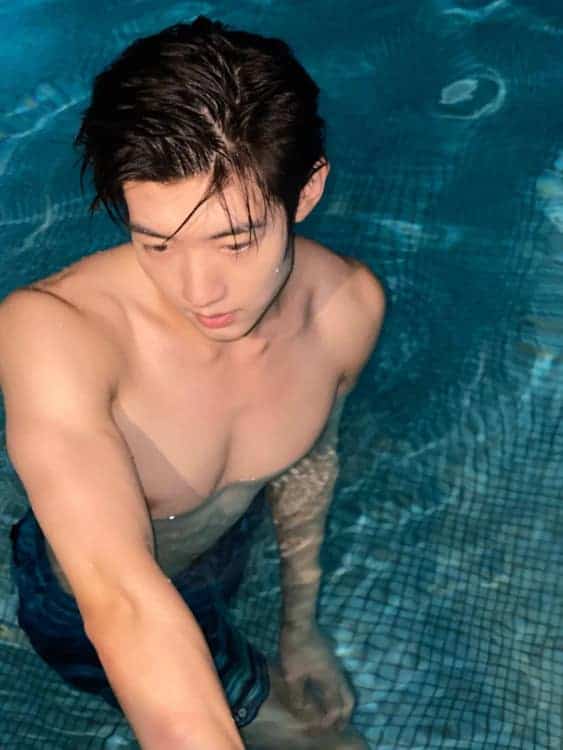 帅气男星吴俊霆八块腹肌小狼狗青涩身材照片_6