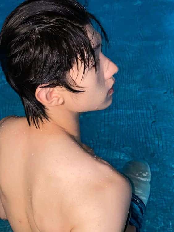 帅气男星吴俊霆八块腹肌小狼狗青涩身材照片_7