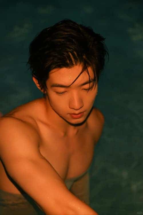 帅气男星吴俊霆八块腹肌小狼狗青涩身材照片_8