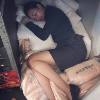 空姐在机舱是怎么睡觉的？空姐睡觉图片