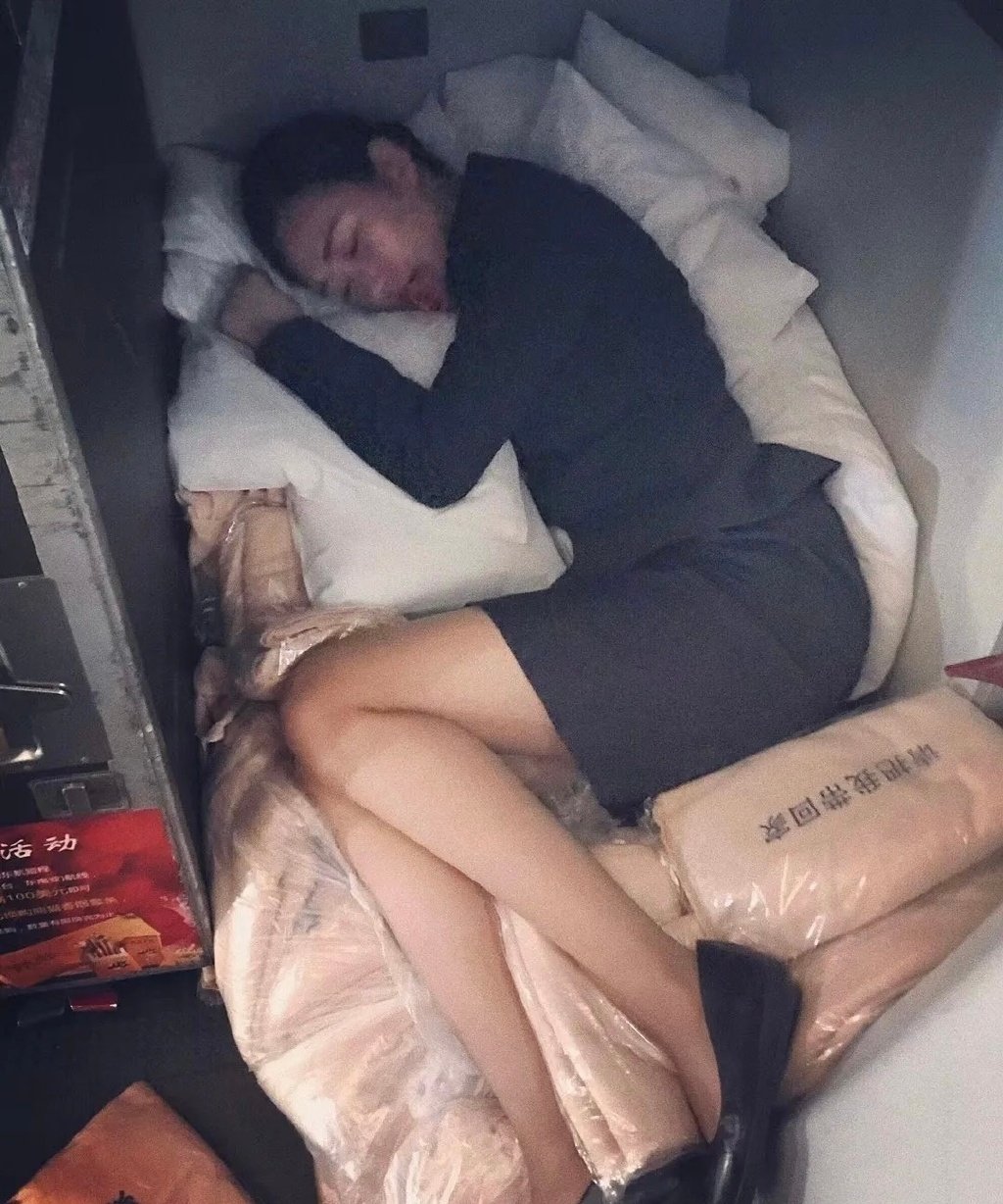 空姐在机舱是怎么睡觉的？空姐睡觉图片_1