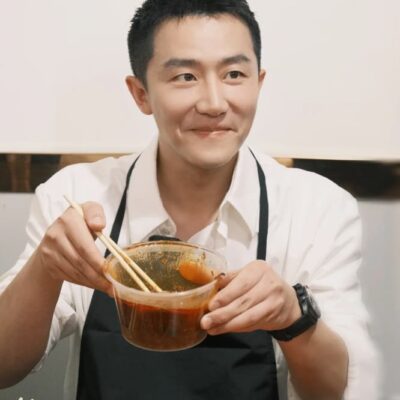 黄轩在天水制作麻辣烫图片