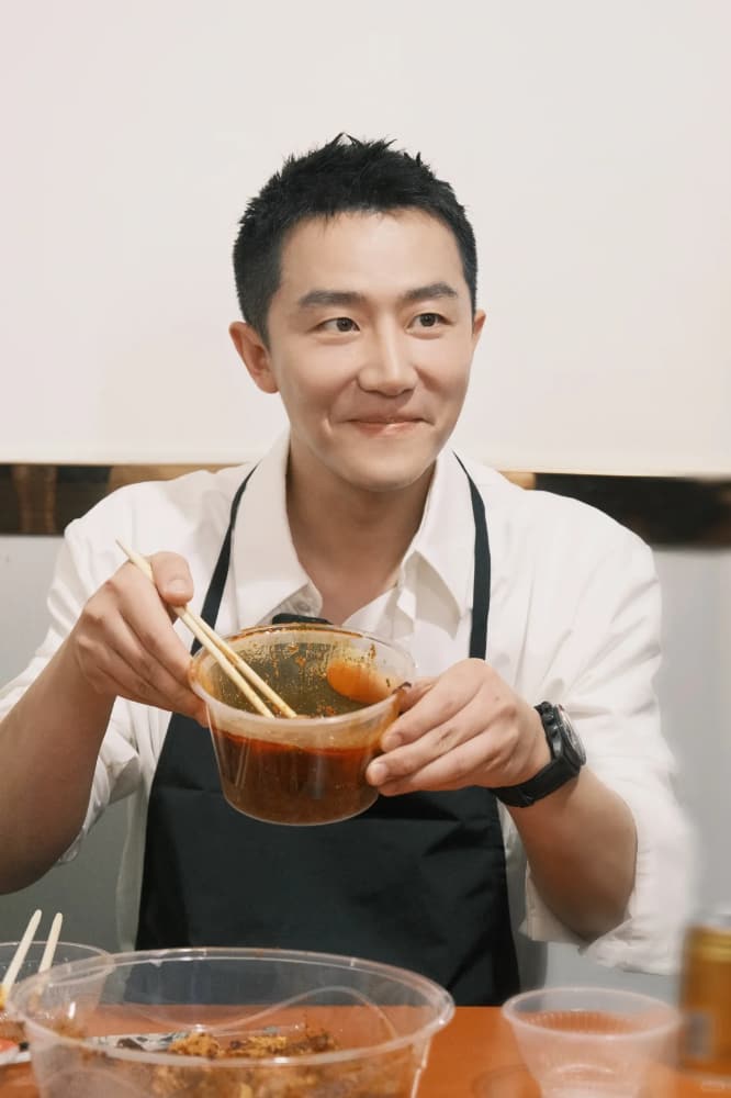 黄轩在天水制作麻辣烫图片_1