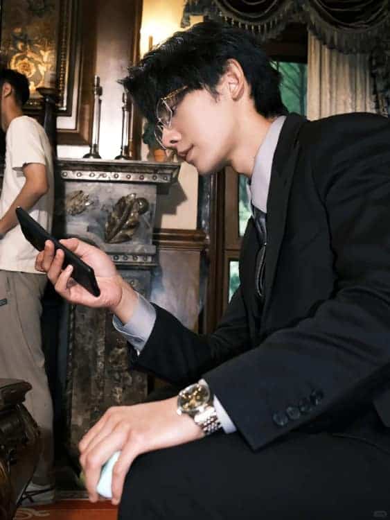 申浩男西装眼镜霸总头像 冷酷有男人味的帅气男头_2