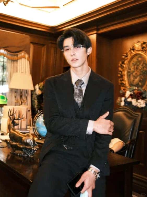 申浩男西装眼镜霸总头像 冷酷有男人味的帅气男头_3