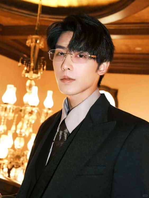 申浩男西装眼镜霸总头像 冷酷有男人味的帅气男头_6