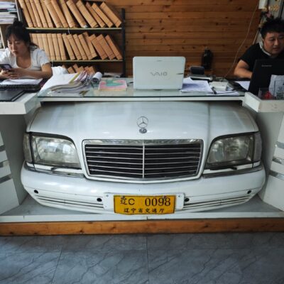 车头当办公桌白色虎头奔办公桌图片
