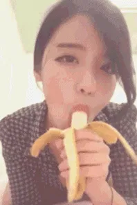 女生吃香蕉污污动态图_1
