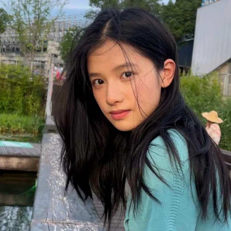 女明星张婧仪氛围感复古头像图_5