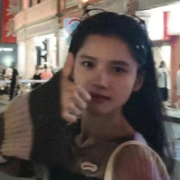 女明星张婧仪氛围感复古头像图_7