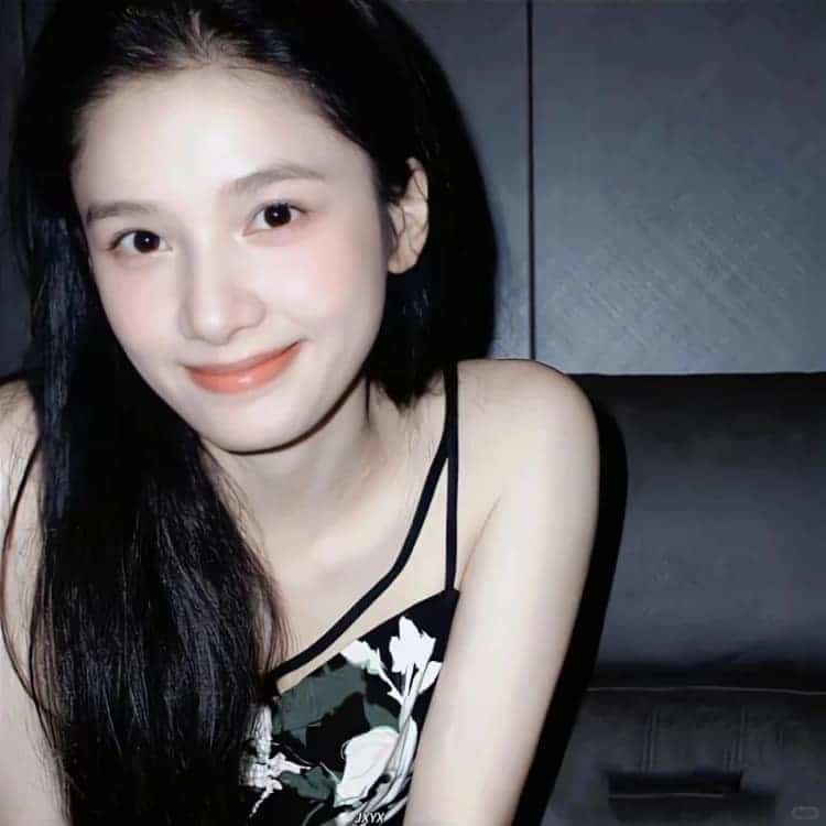女明星张婧仪氛围感复古头像图_9