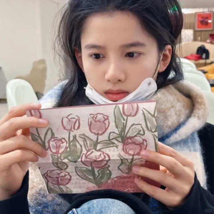 女明星张婧仪氛围感复古头像图_10