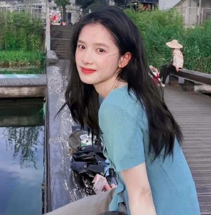 女明星张婧仪氛围感复古头像图_14