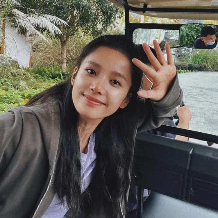 女明星张婧仪氛围感复古头像图_18