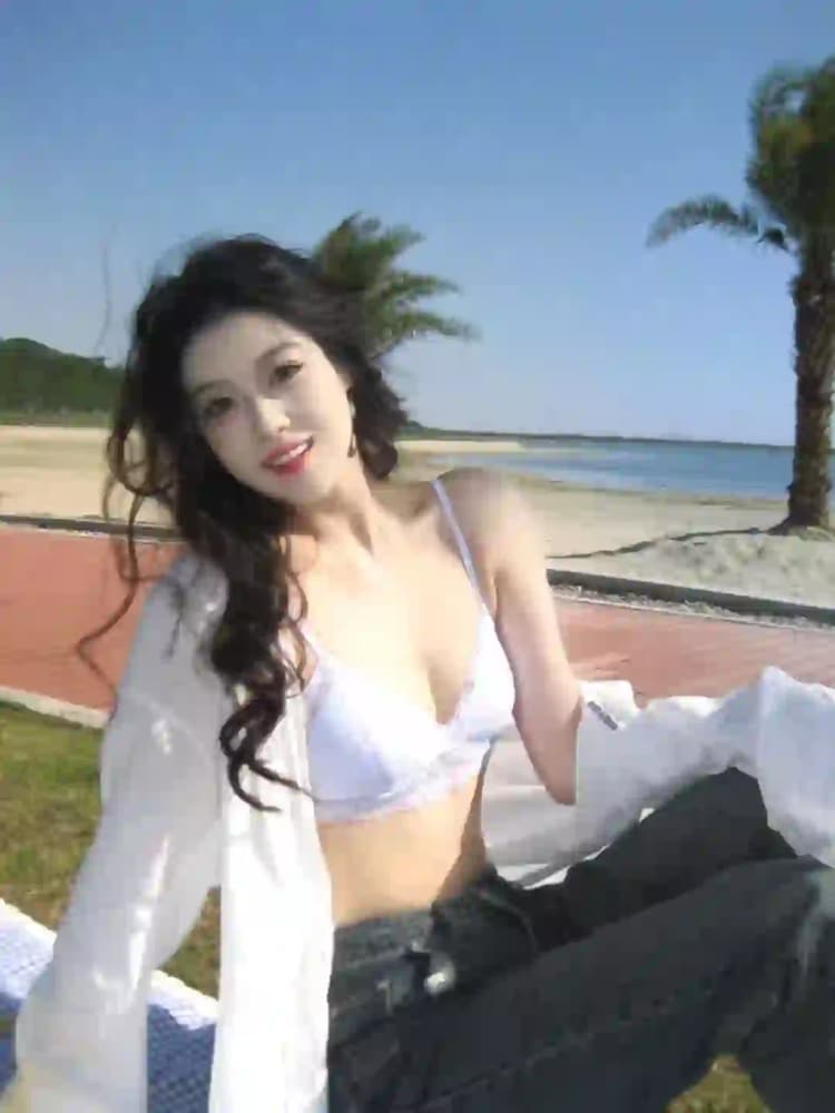 女士穿蕾丝内衣晒太阳图片_1