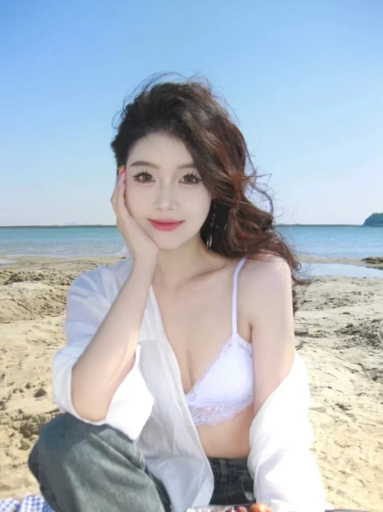 女士穿蕾丝内衣晒太阳图片_4