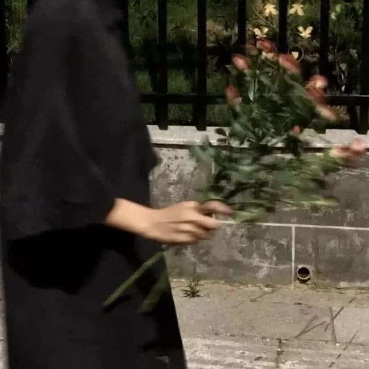 男生拿花真人部位头像 氛围感男头_1