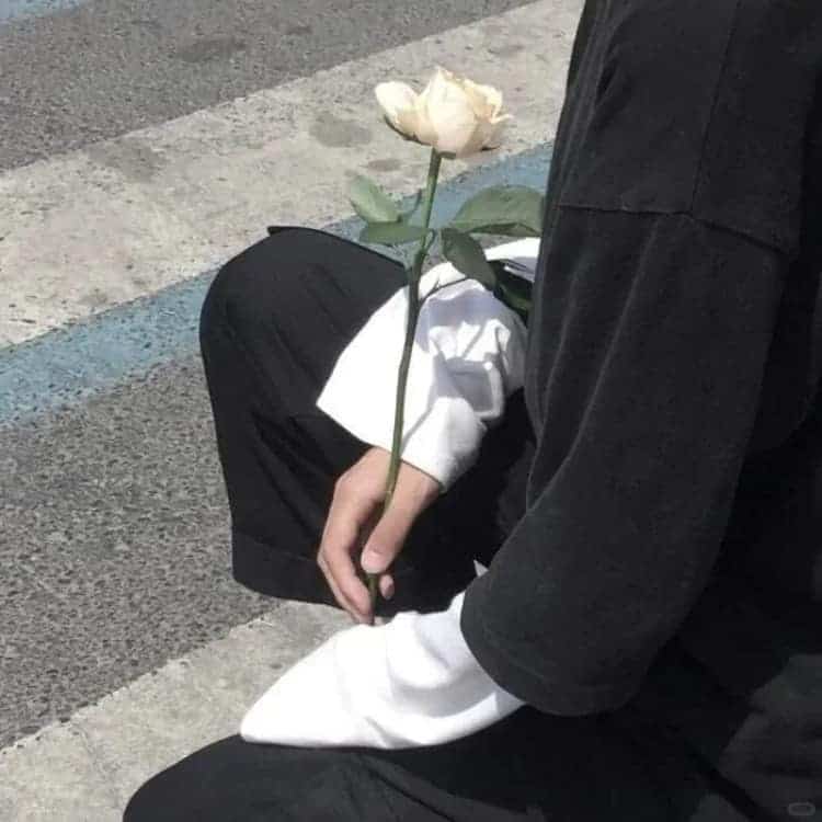 男生拿花真人部位头像 氛围感男头_2
