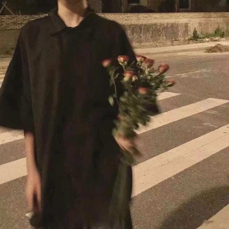 男生拿花真人部位头像 氛围感男头_3