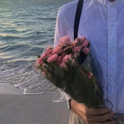 男生拿花真人部位头像 氛围感男头