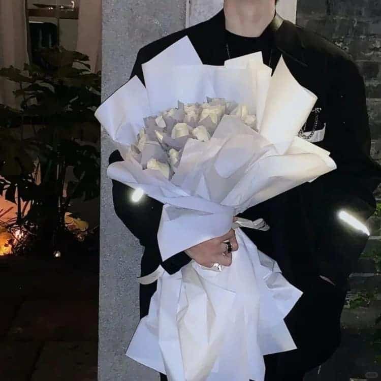 男生拿花真人部位头像 氛围感男头_5