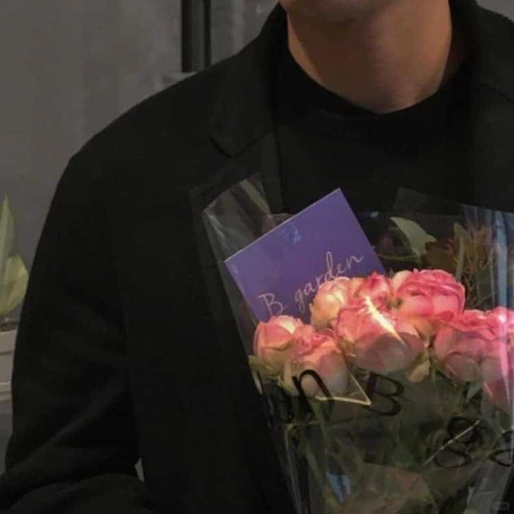 男生拿花真人部位头像 氛围感男头_7