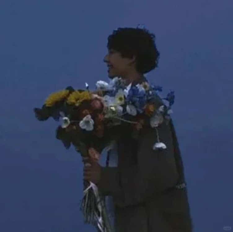 男生拿花真人部位头像 氛围感男头_8