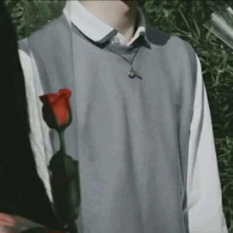男生拿花真人部位头像 氛围感男头_12