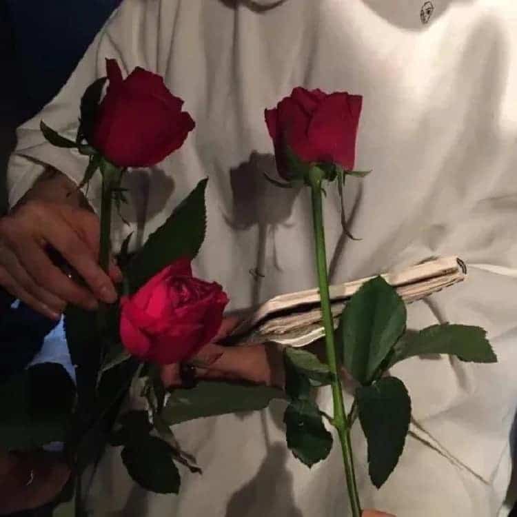 男生拿花真人部位头像 氛围感男头_13