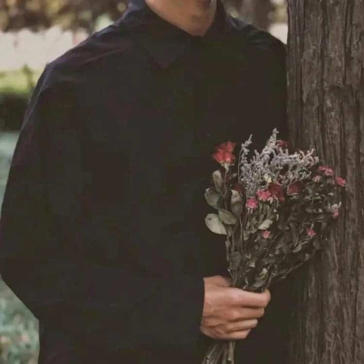 男生拿花真人部位头像 氛围感男头_20