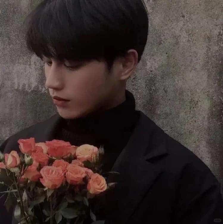 男生拿花真人部位头像 氛围感男头_22