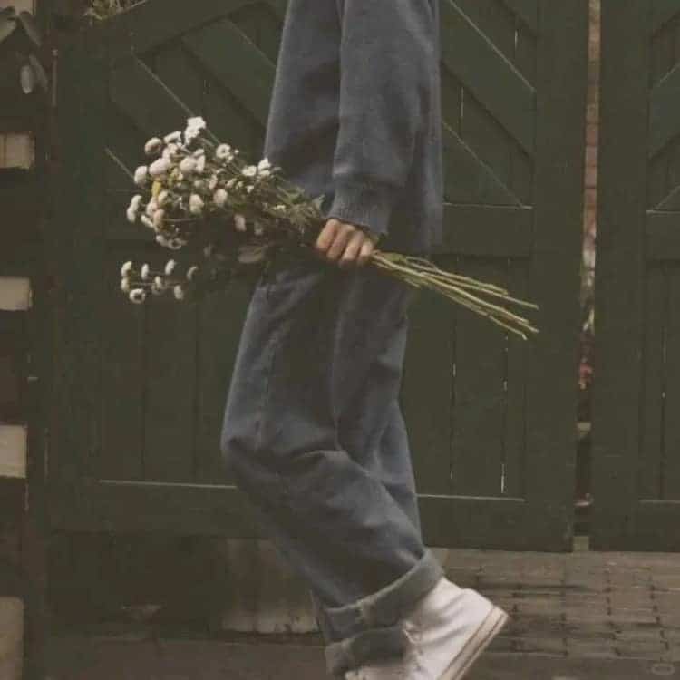 男生拿花真人部位头像 氛围感男头_23