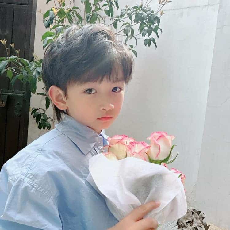 刘亦菲同款小男孩捧花微信头像_4