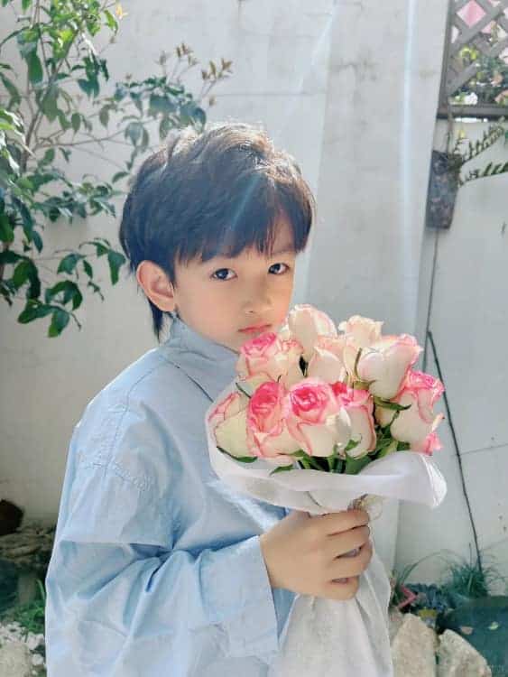 刘亦菲同款小男孩捧花微信头像_6