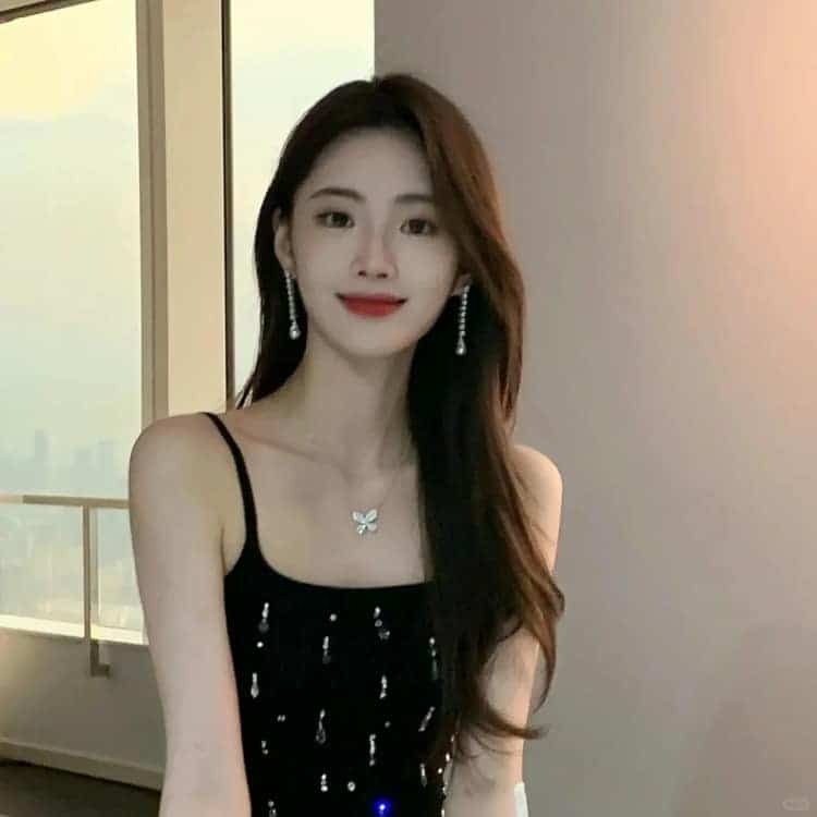 漂亮好看的感性成熟真人女生头像图_1