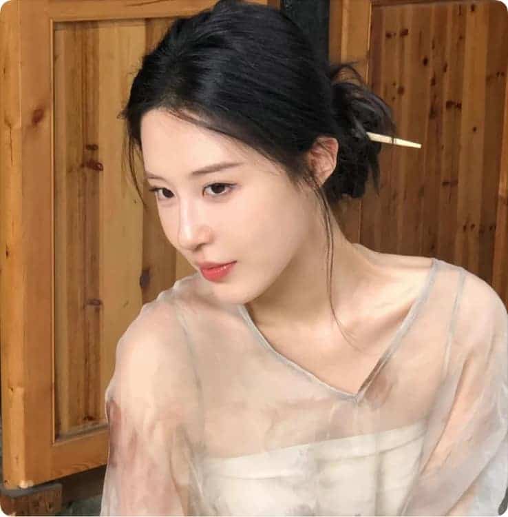 漂亮好看的感性成熟真人女生头像图_2