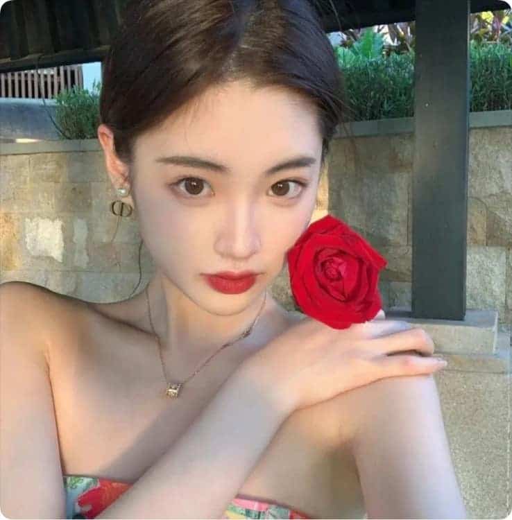 漂亮好看的感性成熟真人女生头像图_3
