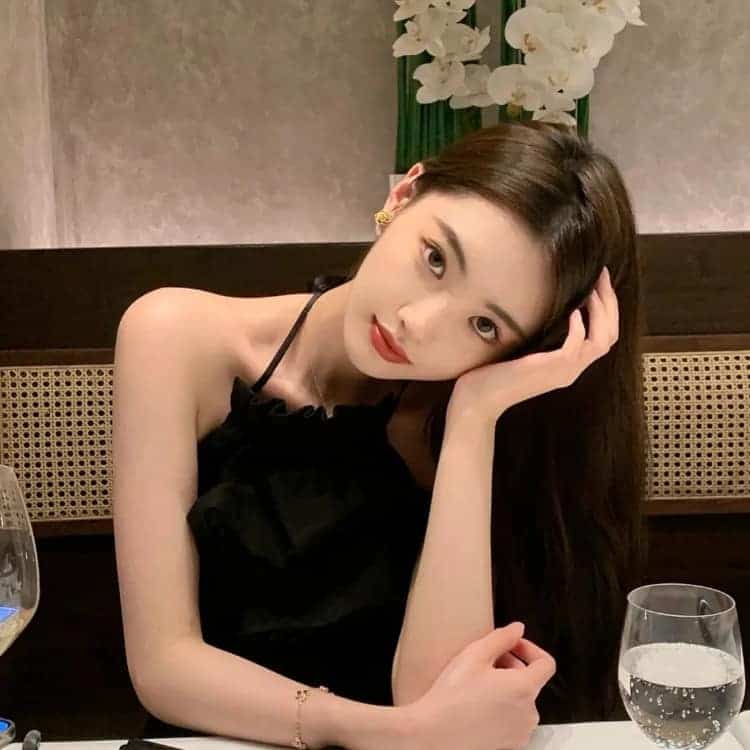 漂亮好看的感性成熟真人女生头像图_4