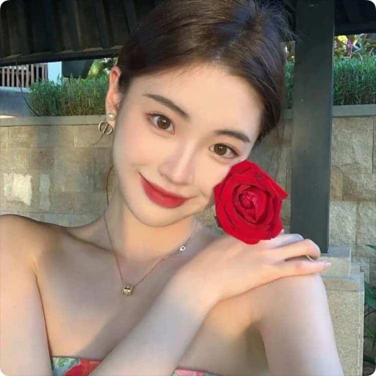 漂亮好看的感性成熟真人女生头像图_8