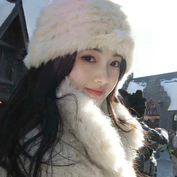 漂亮好看的感性成熟真人女生头像图_13