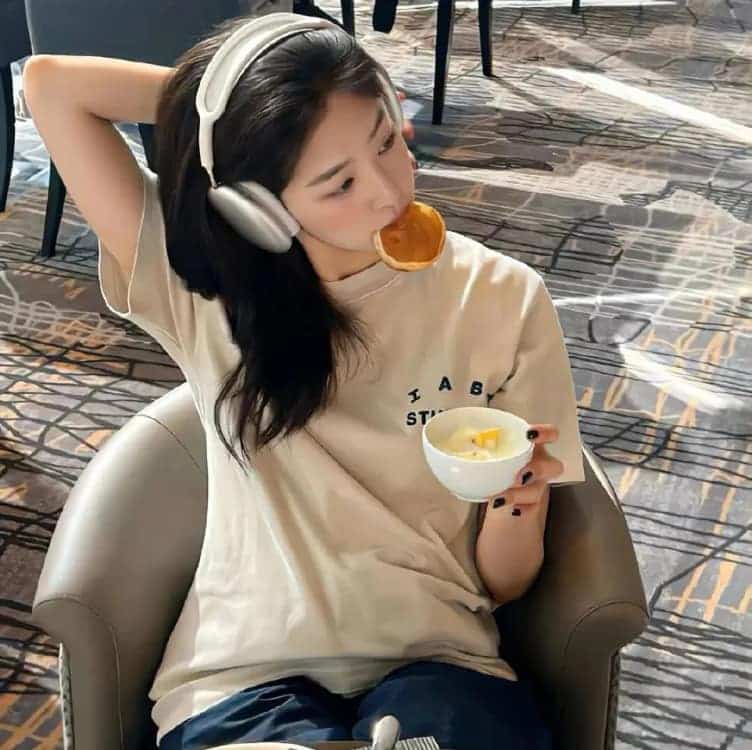 漂亮好看的感性成熟真人女生头像图_16