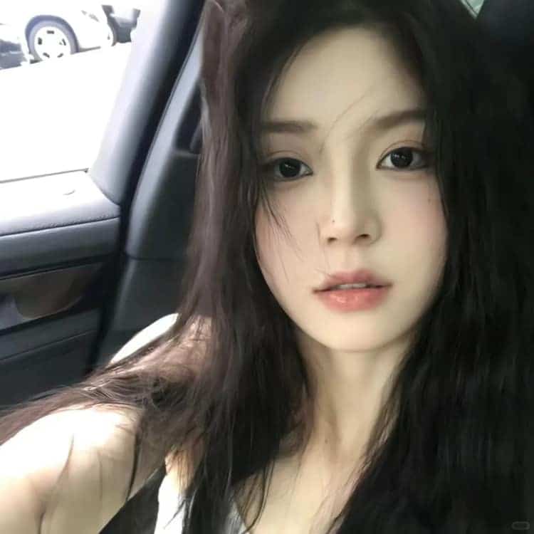 漂亮好看的感性成熟真人女生头像图_19