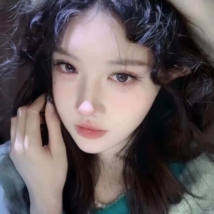 漂亮好看的感性成熟真人女生头像图_21