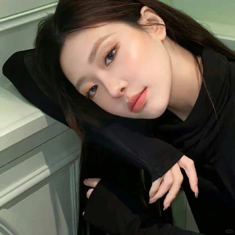 漂亮好看的感性成熟真人女生头像图_25