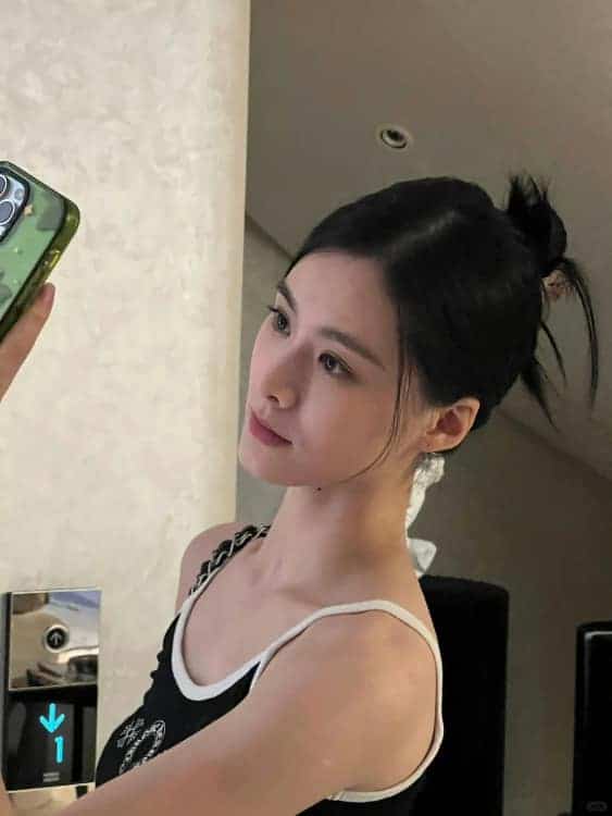 漂亮好看的清冷感短剧女星赵夕汐微信头像_1