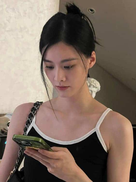 漂亮好看的清冷感短剧女星赵夕汐微信头像_2