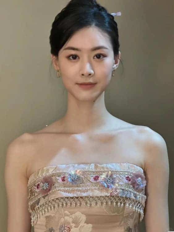 漂亮好看的清冷感短剧女星赵夕汐微信头像_4