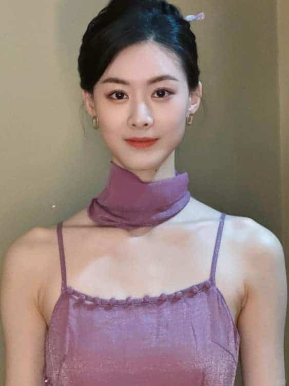 漂亮好看的清冷感短剧女星赵夕汐微信头像_6