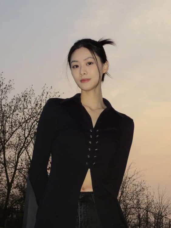 漂亮好看的清冷感短剧女星赵夕汐微信头像_12